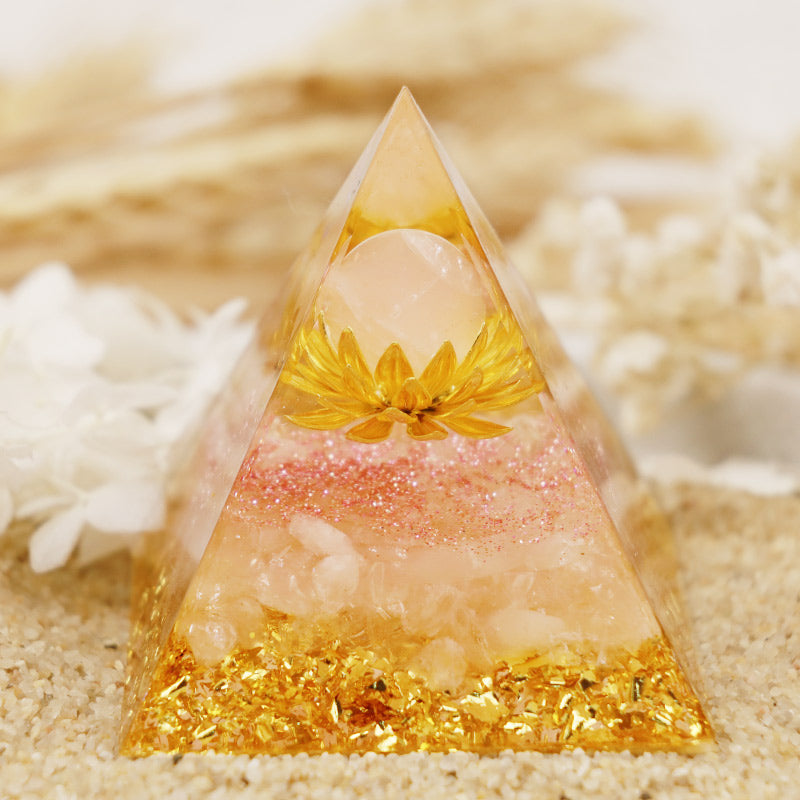 Pyramide orgone en cristal transparent symbole lotus Olivenorma
