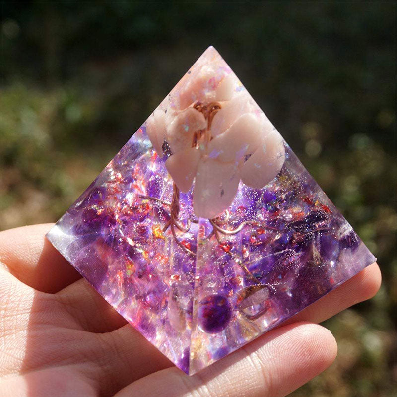 Pyramide d'orgone Olivenorma Tree Of Life en opale rose avec améthyste