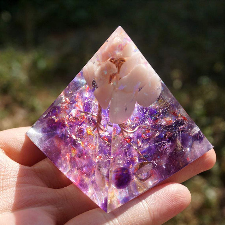 Pyramide d'orgone Olivenorma Tree Of Life en opale rose avec améthyste