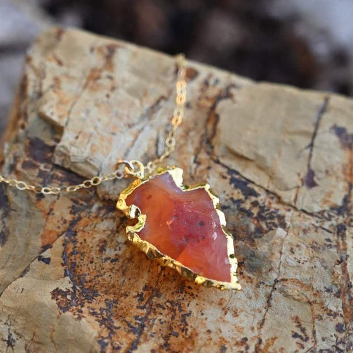 Collier en cristal en forme de feuille de cornaline avec bordure dorée