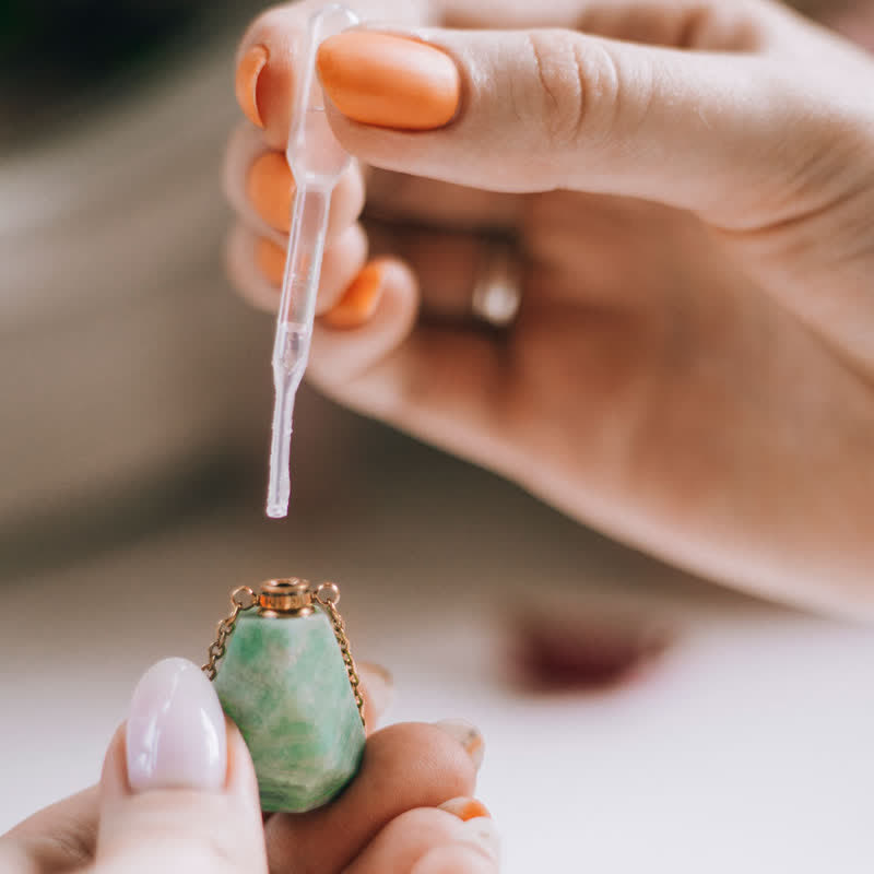 Collier bouteille de parfum en cristal