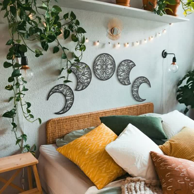 Décoration murale en bois avec phases de la lune