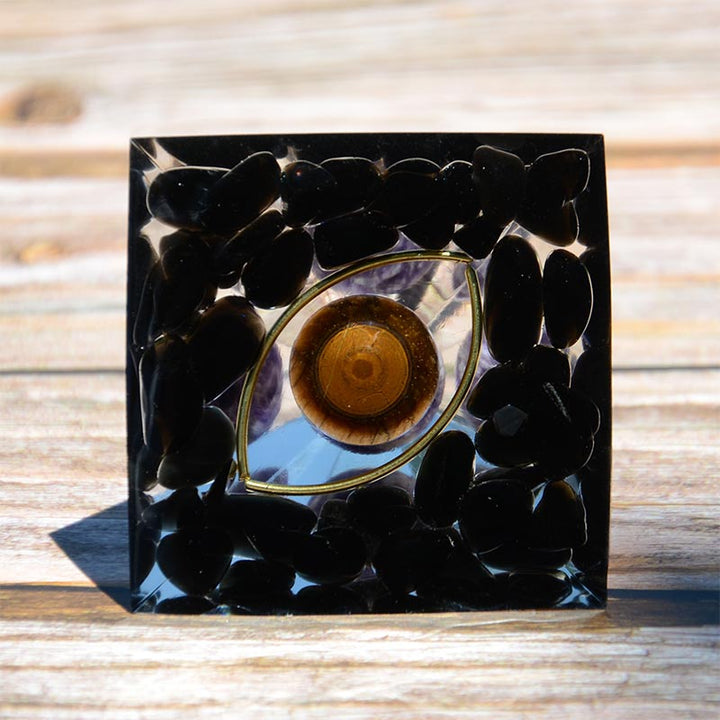 Sphère d'améthyste Olivenorma avec pyramide d'orgone en obsidienne œil de tigre 