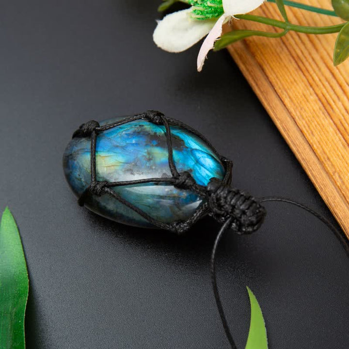 Collier en pierre de labradorite naturelle avec cœur de dragon enveloppé Olivenorma