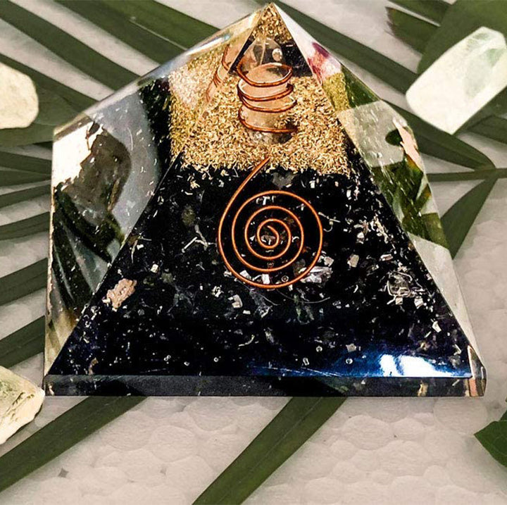 Tourmaline noire Olivenorma avec pyramide orgone d'équilibre mental en cristal clair