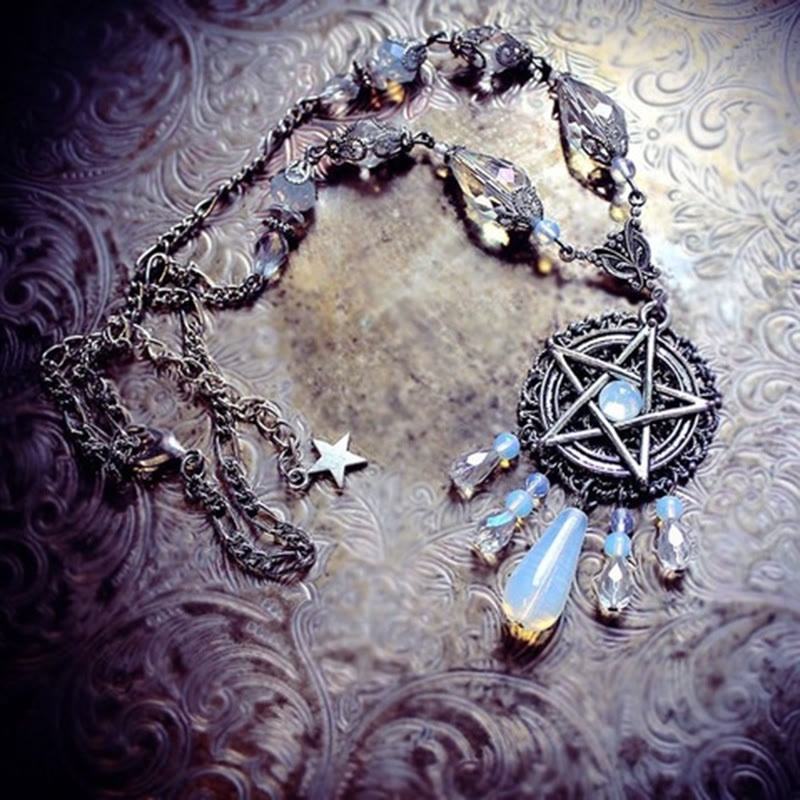 Collier de perles en cristal d'étoile en opalite avec pentagramme gothique de sorcière Olivenorma 