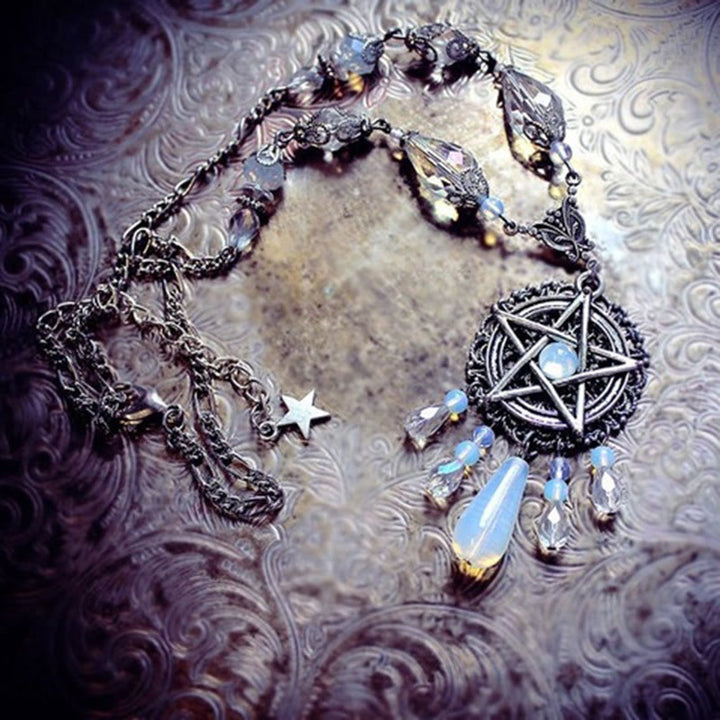 Collier de perles en cristal d'étoile en opalite avec pentagramme gothique de sorcière Olivenorma 