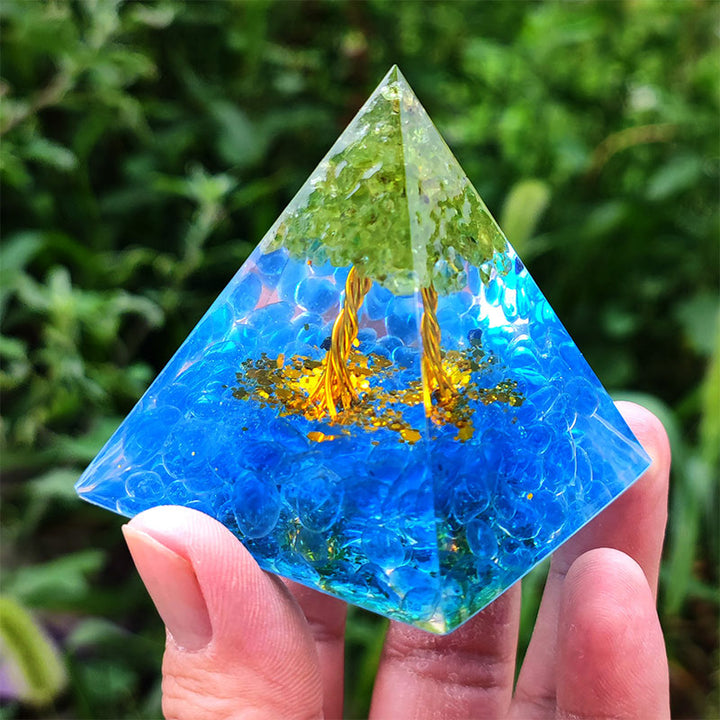 Pyramide d'orgone arbre de vie en kyanite Olivenorma avec péridot