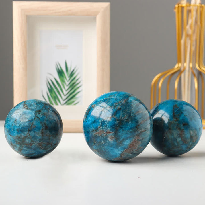 Sphère de cristal de force en apatite bleue - image 6