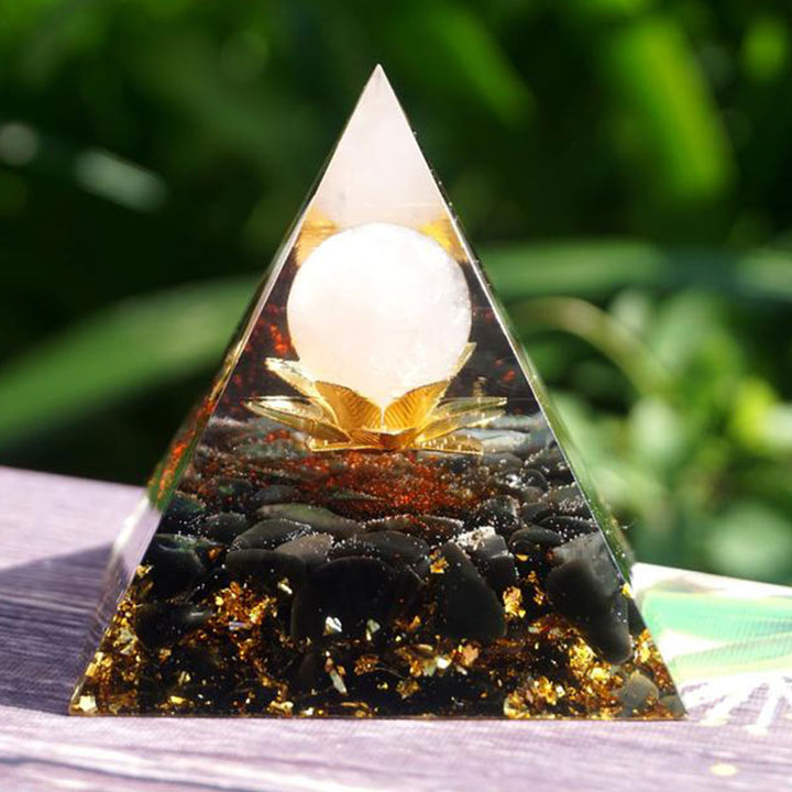 Pyramide orgone en quartz clair et obsidienne avec symbole de lotus Olivenorma