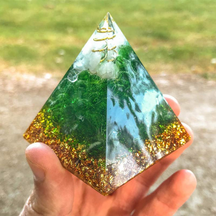 Pyramide d'orgone en jade vert et cristal transparent Olivenorma