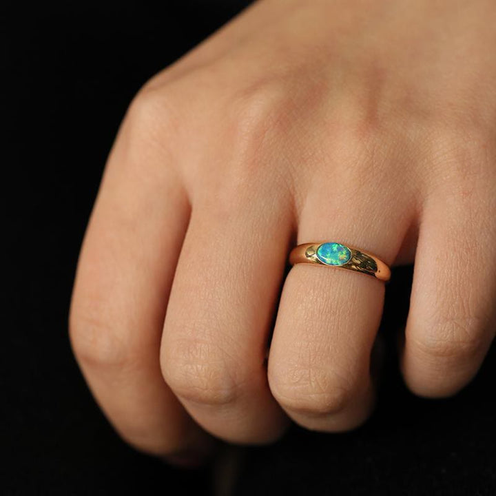 Bague rétro simple en or avec opale bleue ovale Olivenorma