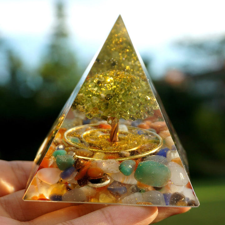 Pyramide d'orgone de l'arbre de vie en fluorite Olivenorma avec péridot