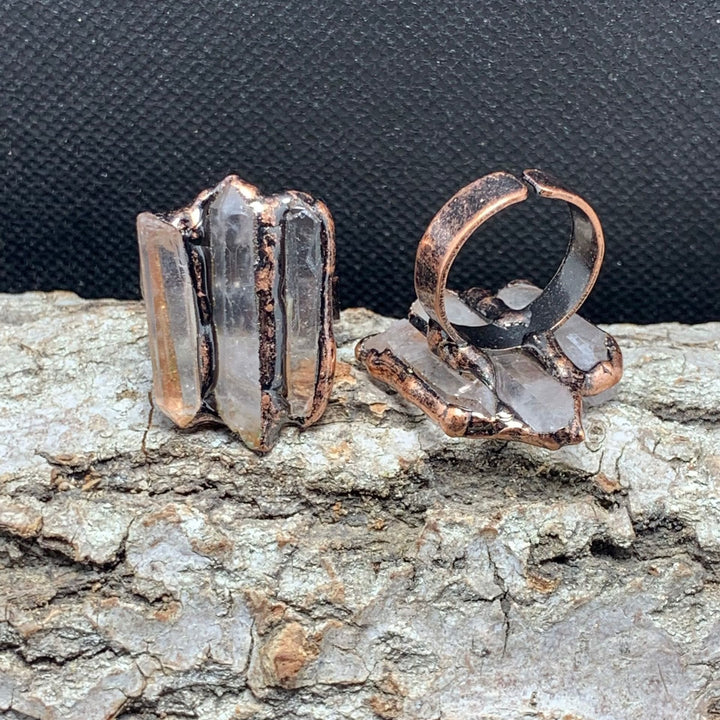 Bague réglable à triple combinaison irrégulière en quartz clair naturel Olivenorma