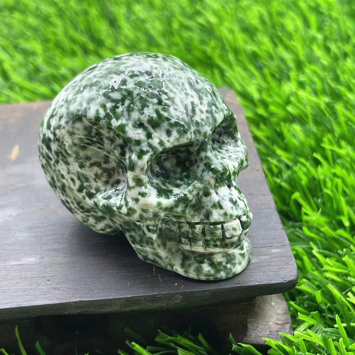 Décoration en pierre précieuse de crâne en cristal naturel sculpté Olivenorma de 5 cm - Jade vert - image 1