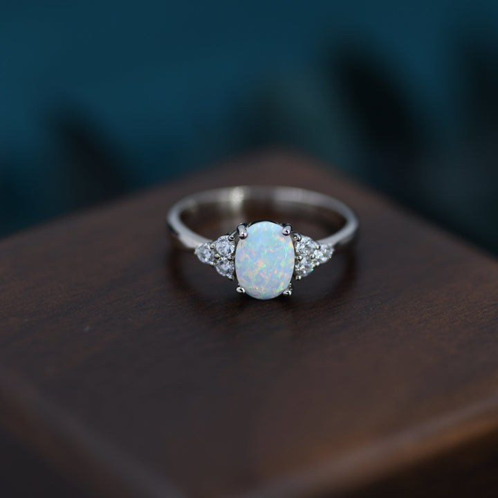 Bague délicate en opale ovale Olivenorma
