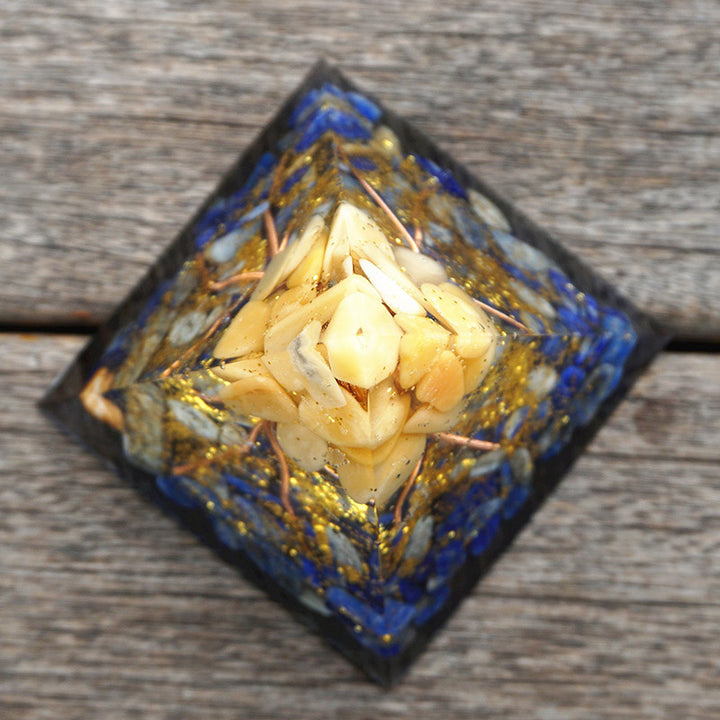 Pyramide d'orgone en aventurine jaune Olivenorma avec lapis-lazuli