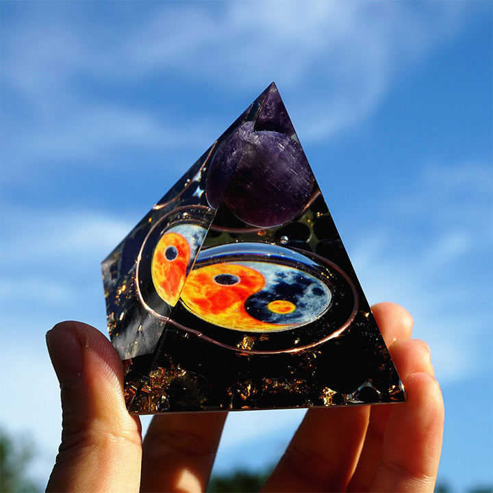 Pyramide orgone équilibrée de la série Yin Yang en améthyste Olivenorma