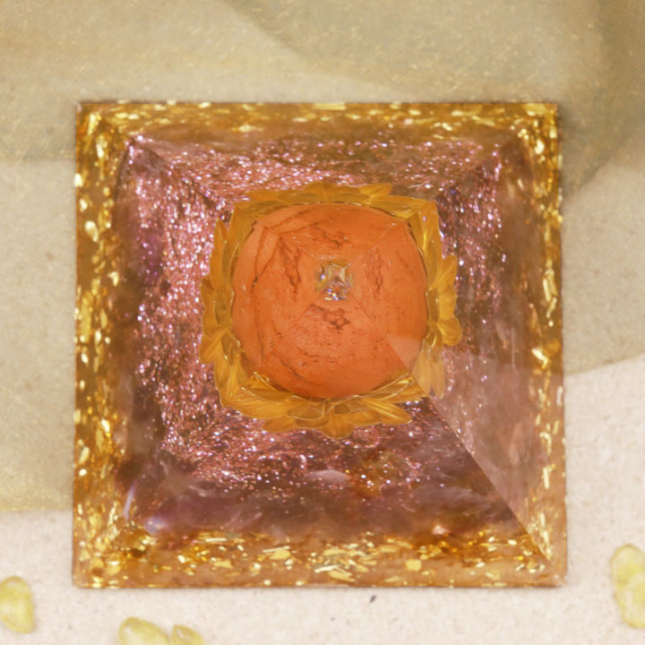 Sphère de pierre solaire Olivenorma avec pyramide d'orgone en améthyste