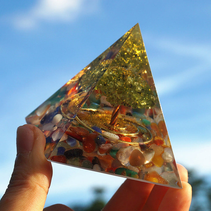 Pyramide d'orgone de l'arbre de vie en fluorite Olivenorma avec péridot