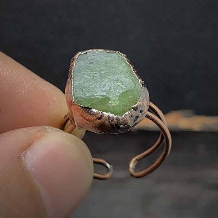 Bague ajustable en pierre brute irrégulière naturelle Olivenorma avec douze pierres de naissance