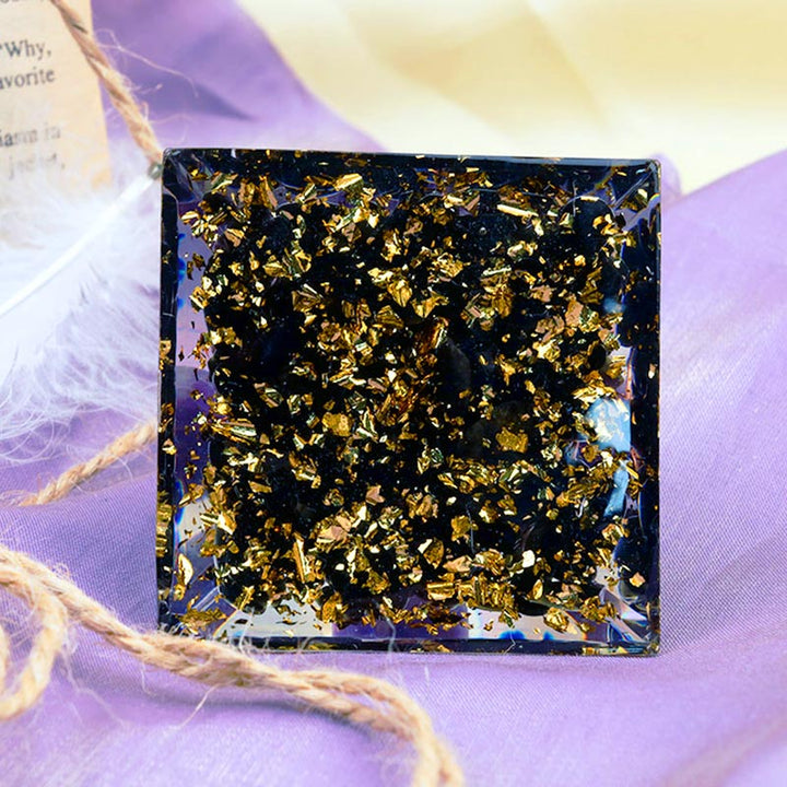 Sphère d'améthyste Olivenorma avec pyramide d'orgone du zodiaque Scorpion en obsidienne