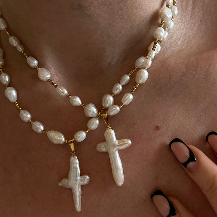 Collier avec pendentif en forme de croix en perles d'eau douce Olivenorma