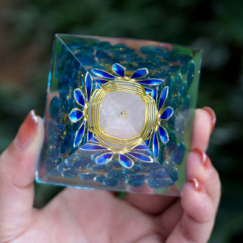 Pyramide orgone en quartz clair calcédoine bleue Olivenorma