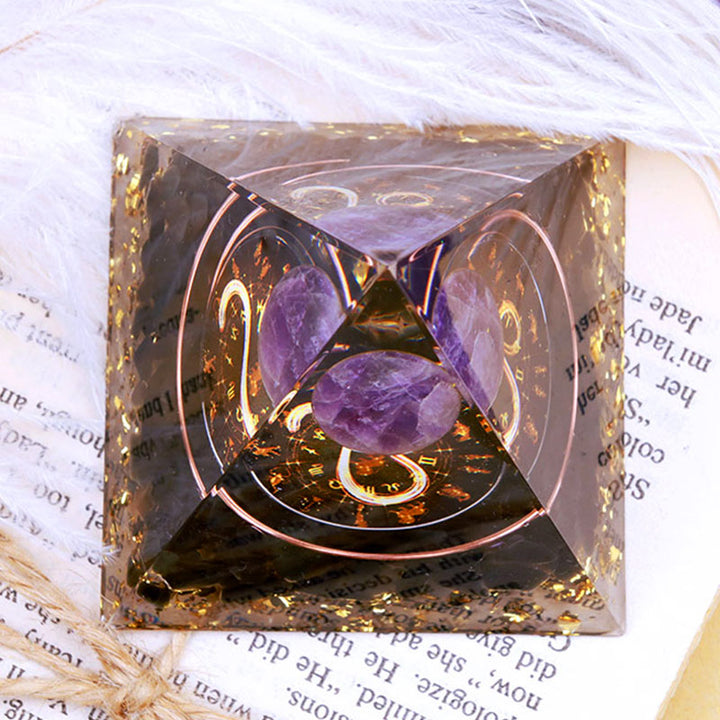 Sphère d'améthyste Olivenorma avec pyramide d'orgone du zodiaque Lion en obsidienne