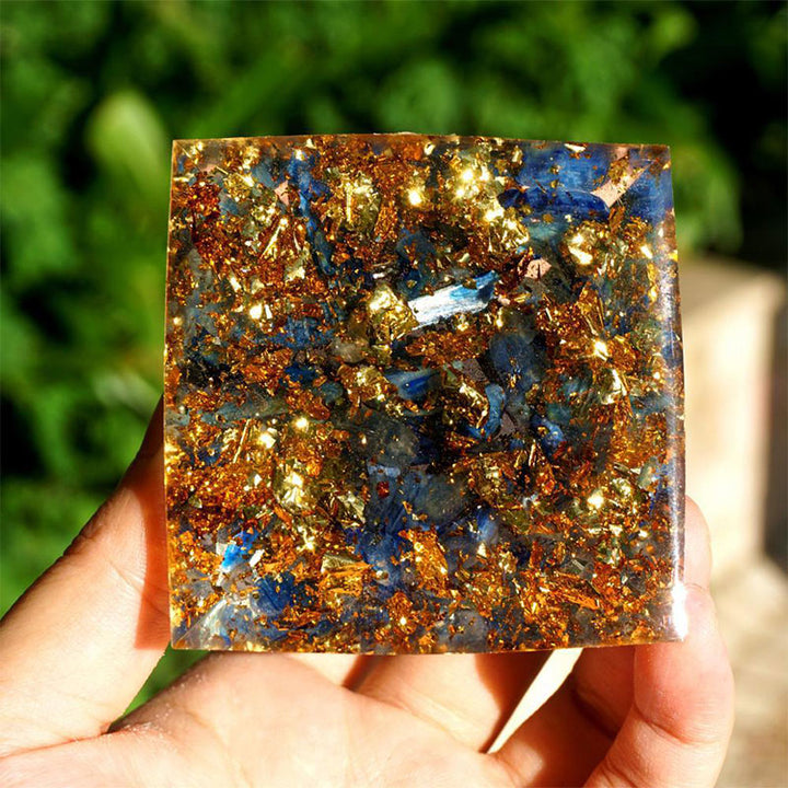 Pyramide d'orgone naturelle en améthyste avec cyanite