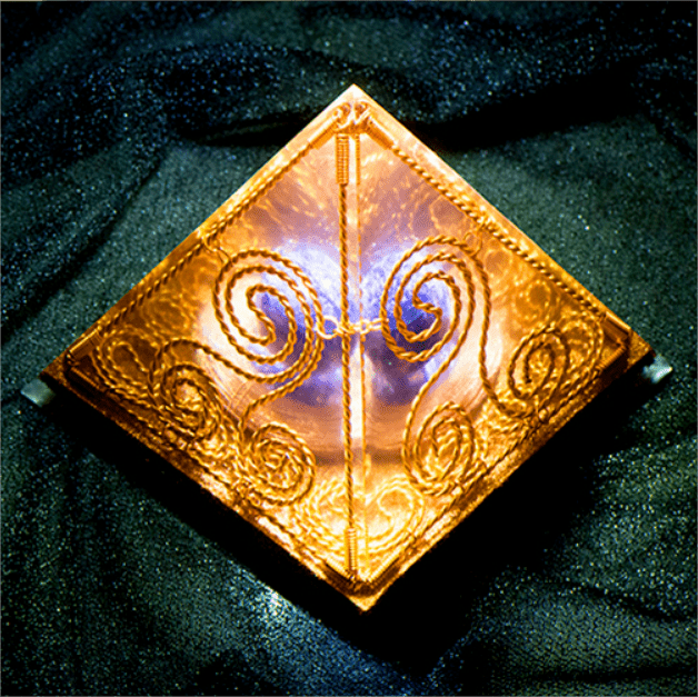 Cube à triple hélice Olivenorma - Pyramide d'orgone en améthyste totem égyptien antique
