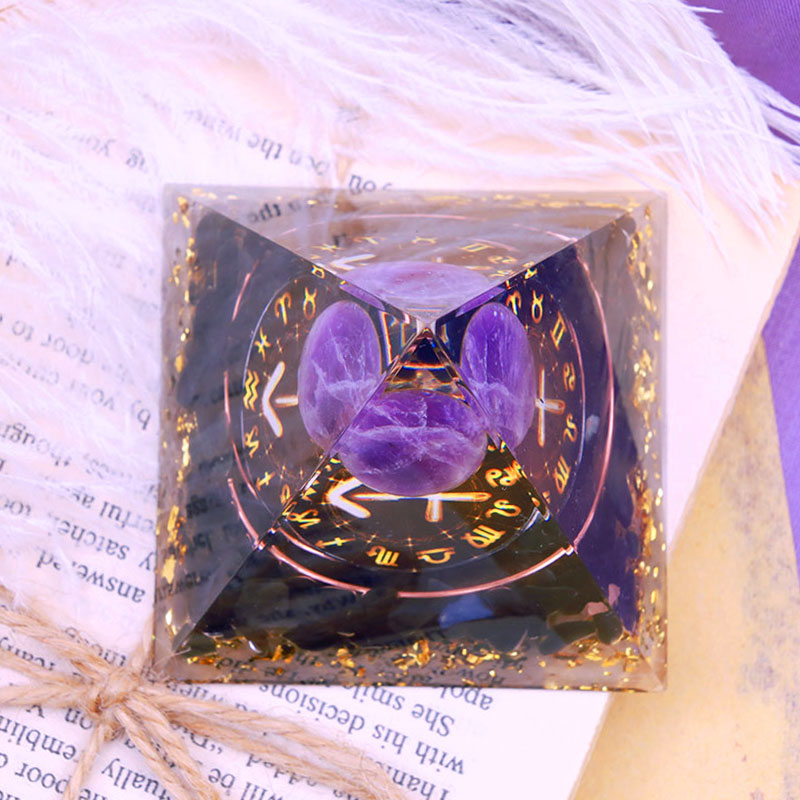 Sphère d'améthyste Olivenorma avec pyramide d'orgone du zodiaque Sagittaire en obsidienne 