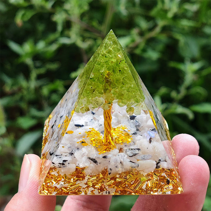Pyramide d'orgone de l'arbre de vie en pierre de lune Olivenorma avec péridot