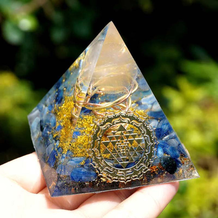 Pyramide orgonite en quartz rose et cyanite Olivenorma