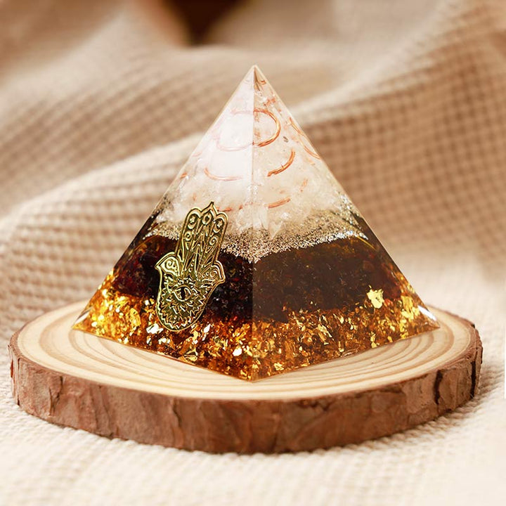 Pyramide d'orgone Hamsa en quartz clair Olivenorma avec tourmaline noire 