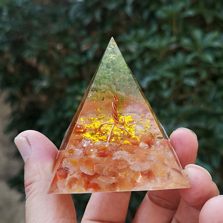 Pyramide d'orgone de l'arbre de vie en péridot de pierre solaire d' Olivenorma