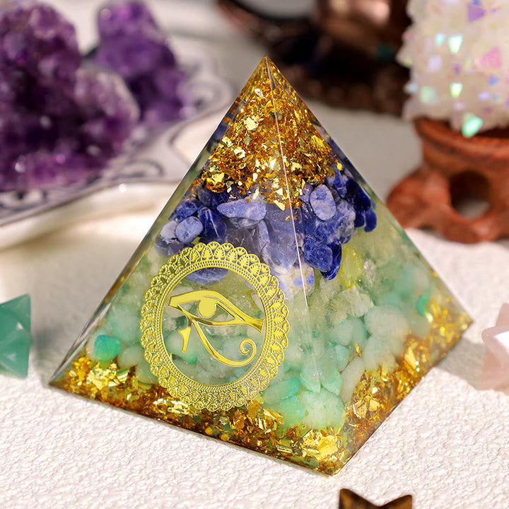 Pyramide d'orgone Oeil d'Horus Péridot Aventurine Bleu Vert Olivenorma