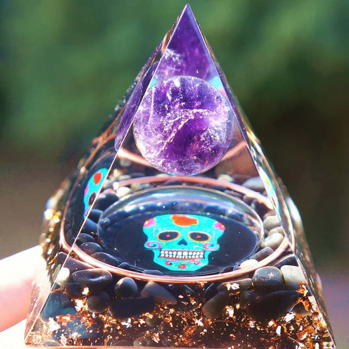 Pyramide d'orgone symbole crâne améthyste et obsidienne Olivenorma