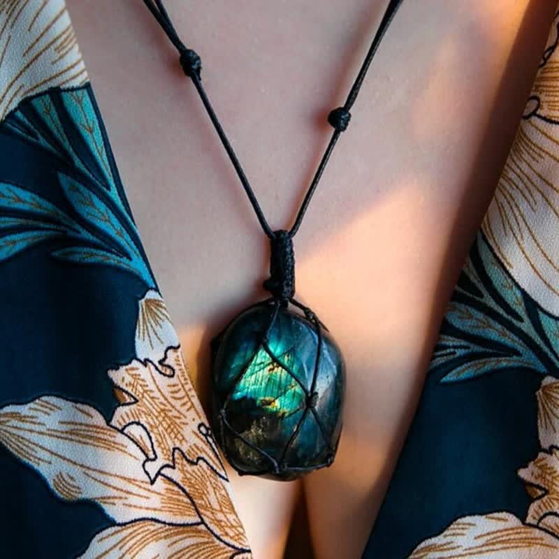 Collier en pierre de labradorite naturelle avec cœur de dragon enveloppé Olivenorma