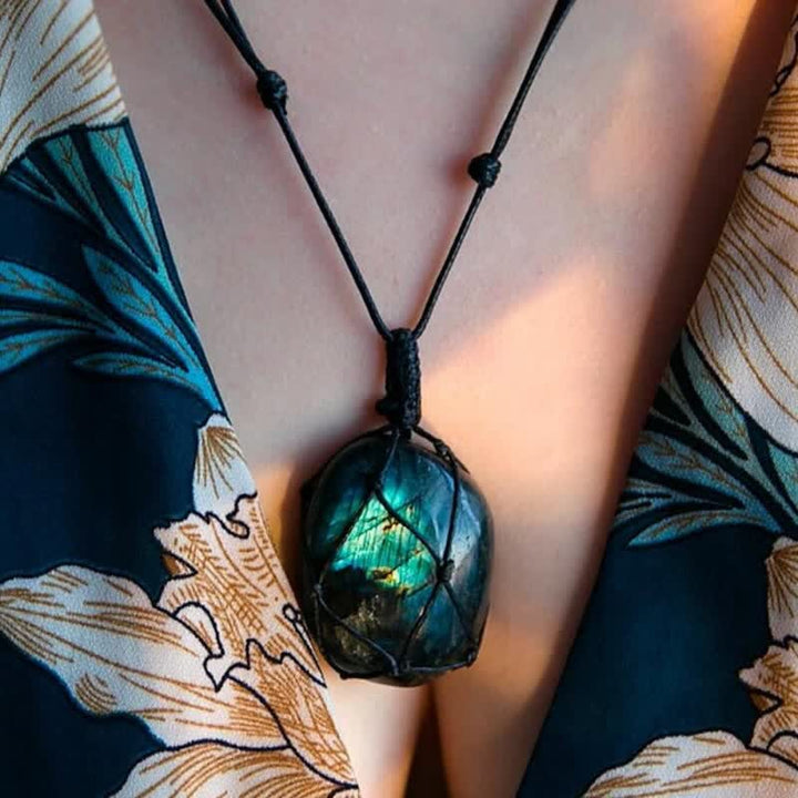 Collier en pierre de labradorite naturelle avec cœur de dragon enveloppé Olivenorma