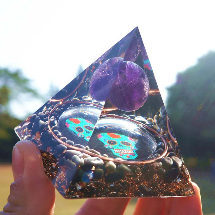 Pyramide d'orgone symbole crâne améthyste et obsidienne Olivenorma