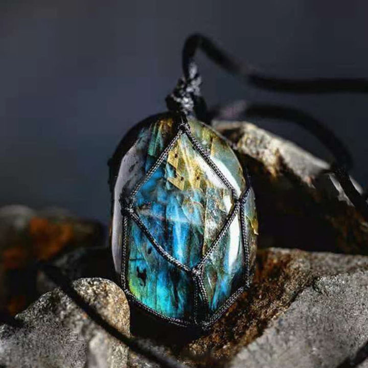 Collier en pierre de labradorite naturelle avec cœur de dragon enveloppé Olivenorma