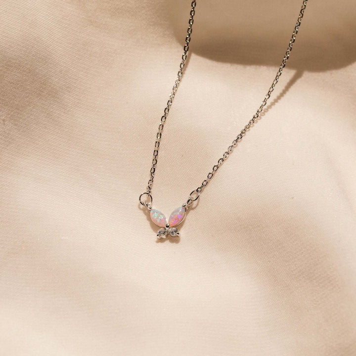 Collier pendentif papillon en acier titane avec opale bleu rose Olivenorma 