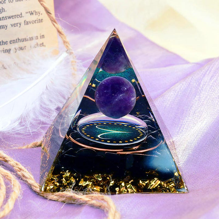 Sphère d'améthyste Olivenorma avec pyramide d'orgone du zodiaque Bélier en obsidienne