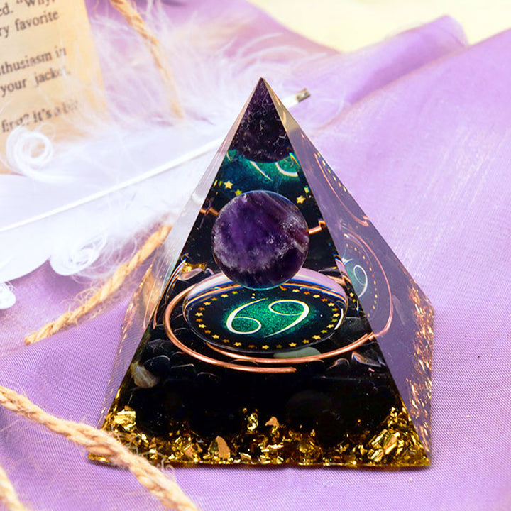 Sphère d'améthyste Olivenorma avec pyramide d'orgone du zodiaque Cancer en obsidienne