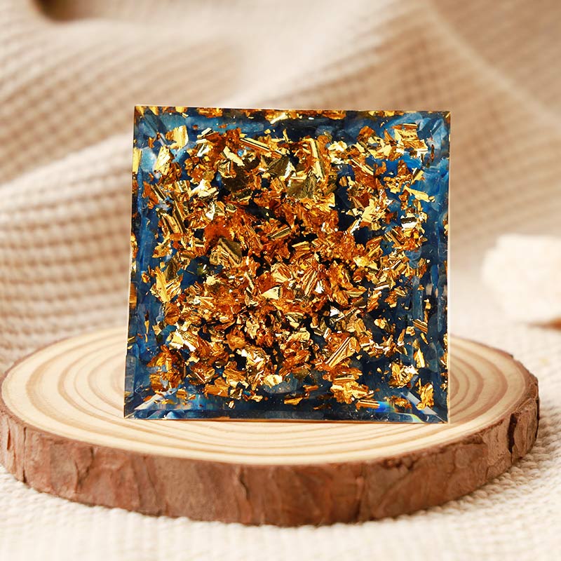 Pyramide d'orgone en kyanite Olivenorma avec protection Hamsa