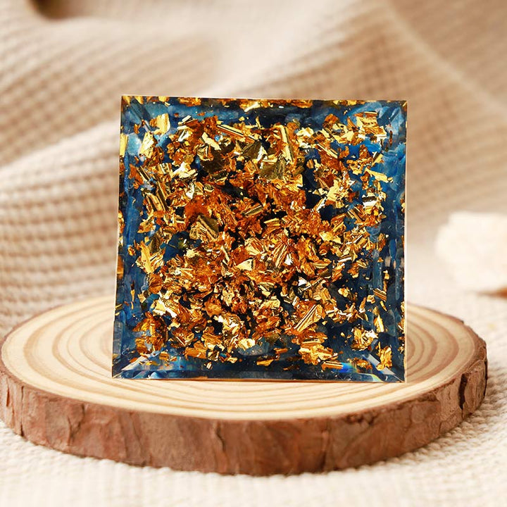Pyramide d'orgone en kyanite Olivenorma avec protection Hamsa