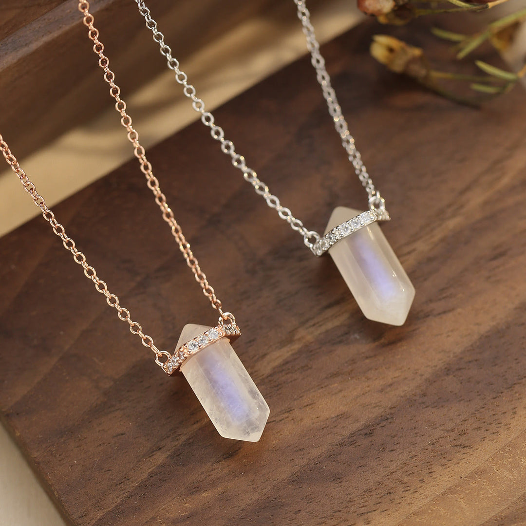 Collier avec pendentif en cristal de pierre de lune à colonne hexagonale Olivenorma S925 