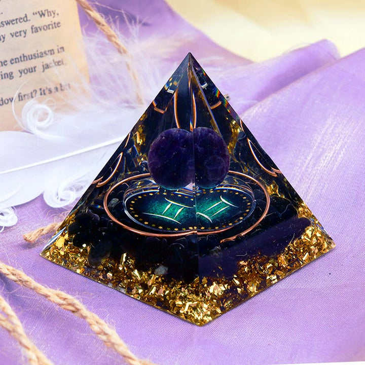 Sphère d'améthyste Olivenorma avec pyramide d'orgone du zodiaque Gémeaux en obsidienne