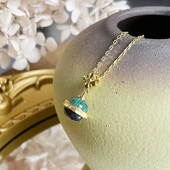 Collier pendentif en forme de sphère en grès bleu malachite « Stellar Corona » Olivenorma